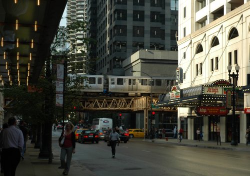 The over-ground train makes its way through the city. Chicago (2007)