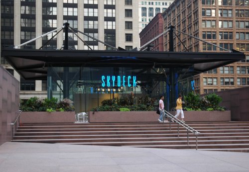 If you want to go up to the observation deck in Sears Tower, this is the entrance you have to use, at the side of the main building. Chicago (2007)