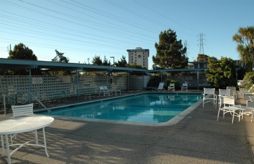 Nice pool, but we didn't have time for a morning swim we had to go pick up our hire car. San Francisco (2007)