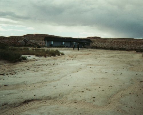 When going to look for help this is one of the houses we came across... no one was there except a dog which was chained up outside, he was a friendly doggy. Looks like a house from Texas Chainsaw Massacre! Arizona (2007)