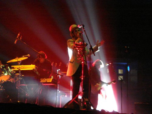 Pretty lighting make the band look great. Nottingham (2007)