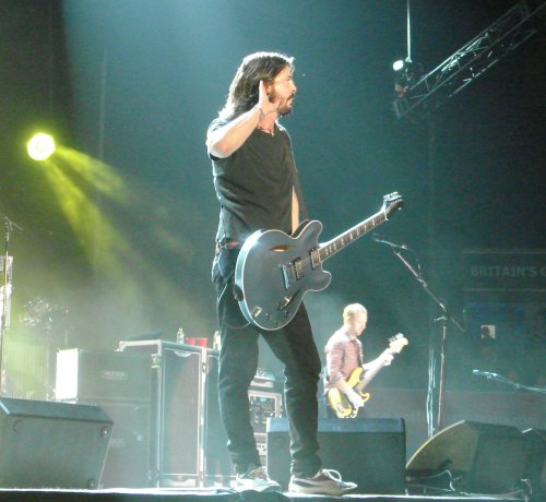 Playing loud music for years has made Dave Grohl a little hard of hearing… eh, what's that, what ya say? Nottingham (2007)