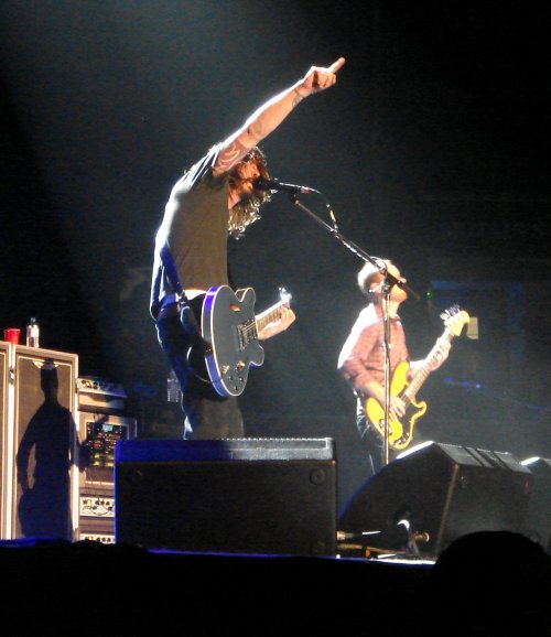Dave Grohl sees something up in the air… everybody look. Nottingham (2007)