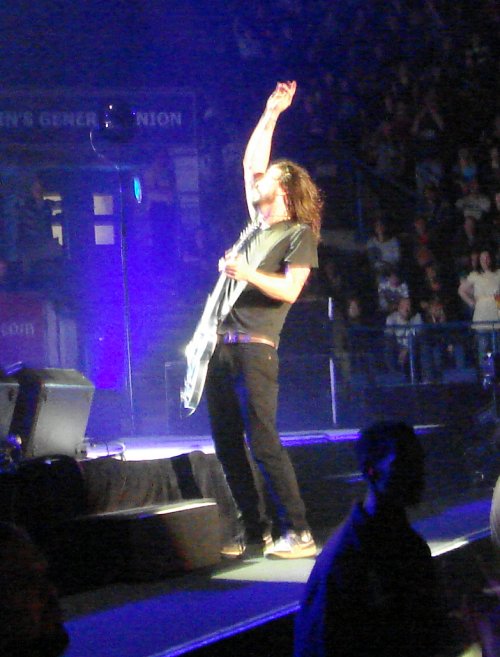 Dave Grohl conducts his band… and a 1… and a 2… All things bright and beautiful... Nottingham (2007)