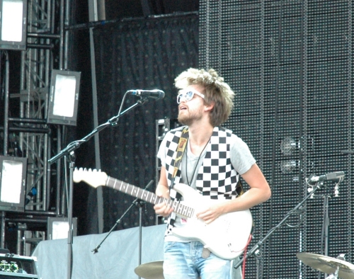 Fyfe Dangerfield playing his guitar. Manchester (2008)