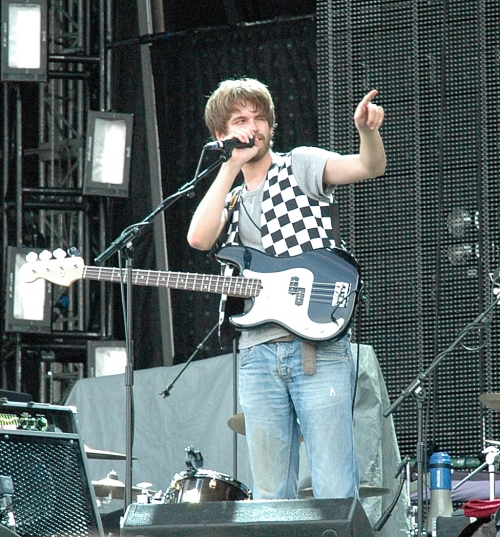 Fyfe Dangerfield spots someone he knows in the crowd. I think they owed him a fiver or something. Manchester (2008)