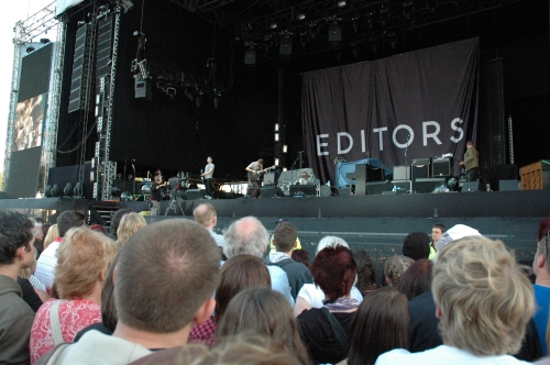 The crowd enjoy Editors. They were pretty good. Manchester (2008)