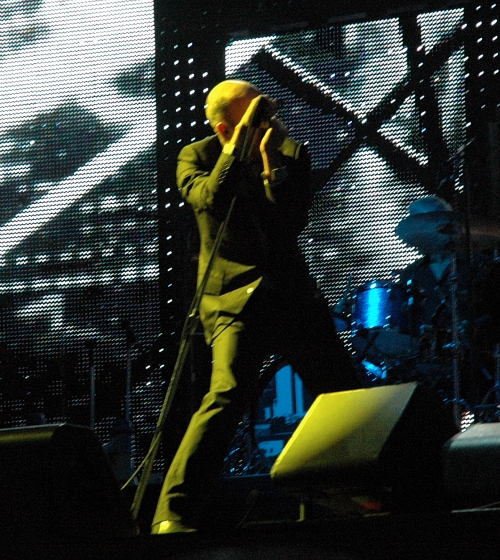 Michael Stipe gets to grips with the mike stand… show it who's boss Michael! Manchester (2008)