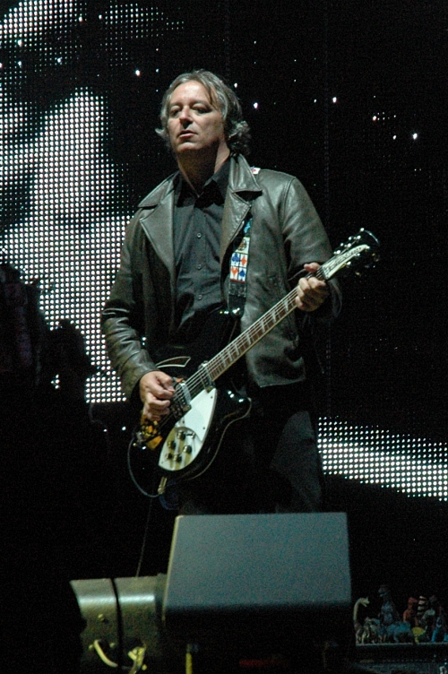 Peter Buck, REM guitarist, has played all the songs so many times that he can be thinking about something completely different while playing what a pro. Manchester (2008)