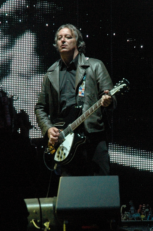 Peter Buck, REM guitarist, has played all the songs so many times that he can be thinking about something completely different while playing… what a pro. Manchester (2008)