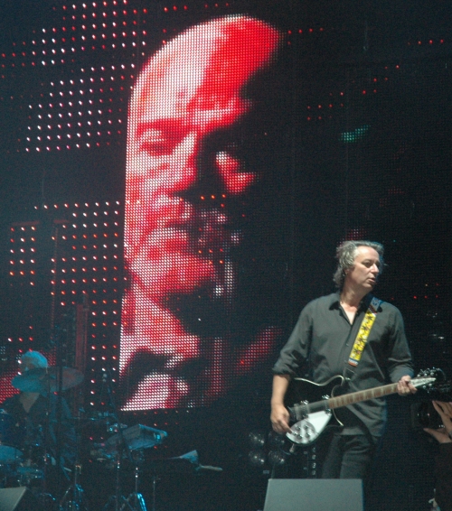 Peter Buck wonders where Michael Stipe has gone… he's watching you Peter. Manchester (2008)