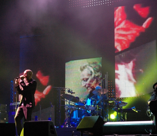 Michael Stipe sings while the drummer drums. It's not Bill Berry though, Bill left the band years ago wonder if he'll ever come back? Manchester (2008)