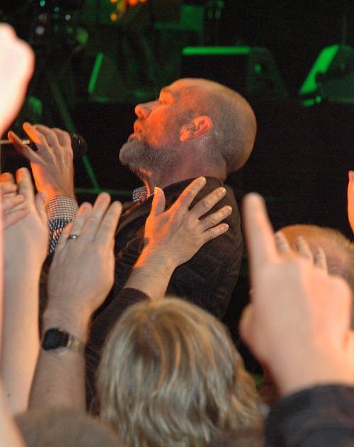 The crowd devour Michael Stipe… get him! Manchester (2008)