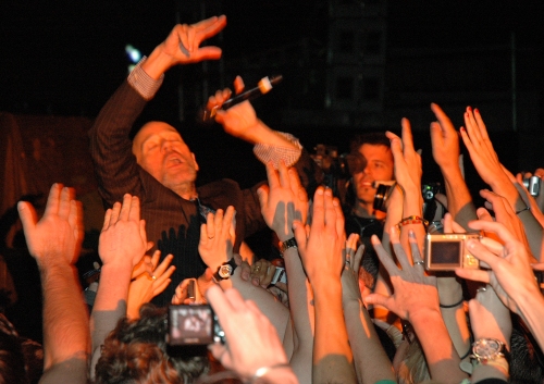 Michael Stipe preaches to the crowd… the energy from the healing hands of his followers sends him flying backwards… praise the lord! Manchester (2008)