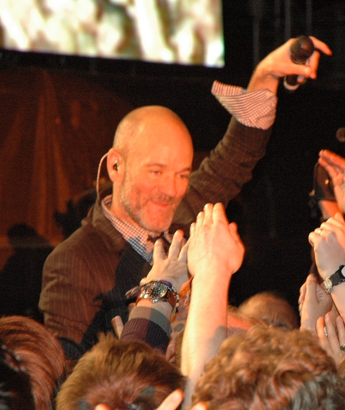 Michael Stipe holds the mike in the air to stop the crowd grabbing it… no, you can't have it! Nah nah! Manchester (2008)