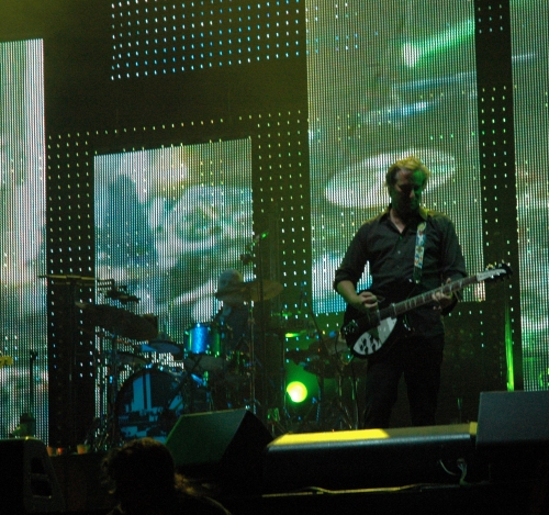 Peter Buck plays the guitar. Manchester (2008)