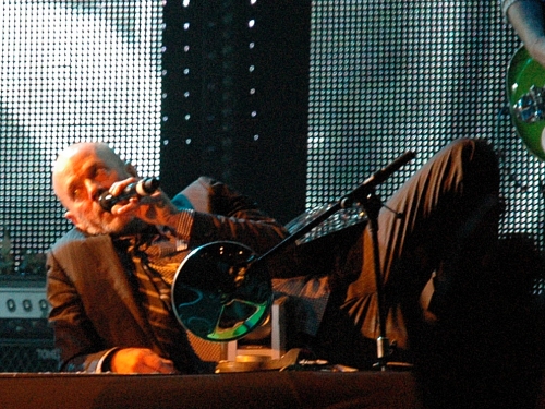 It's been a tough tour… so Michael Stipe had a 5 minute lie down. Manchester (2008)