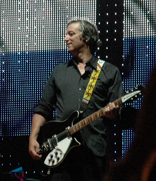 Peter Buck finds something amusing. Manchester (2008)