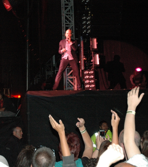Michael Stipe contemplates a bit of crowd surfing… go on Michael, jump! Manchester (2008)