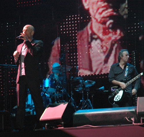 Michael Stipe carries on singing… Peter Buck wonders when it is all going to end. Manchester (2008)