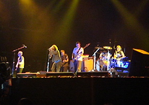 Pearl Jam finally take to the stage and play lots of classic songs like Alive, Jeremy, Rear View Mirror…Reading (2006)