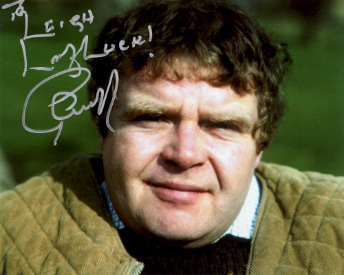Geoffrey Hughes autographs a nice picture for me. Milton Keynes (2009)