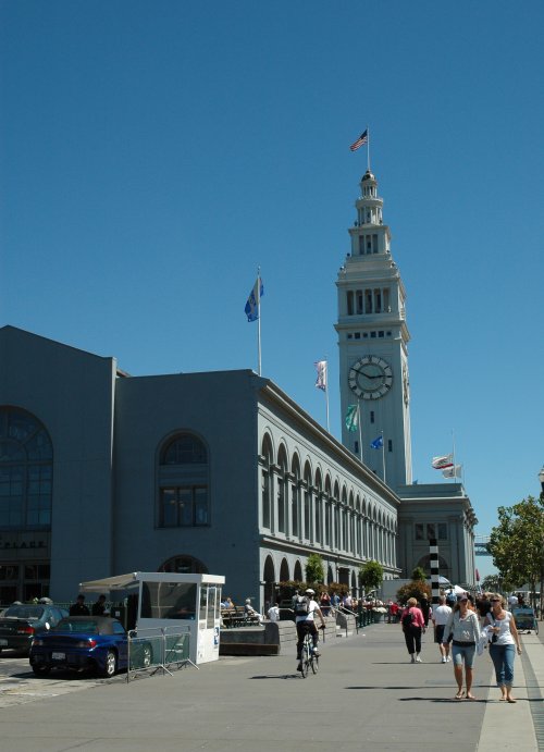 The street that runs along the bay front. San Francisco (2007)