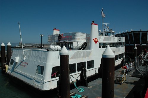 Another boat which takes tourists around the bay. You also get your photo taken, which you can buy, when boarding the boat. San Francisco (2007)