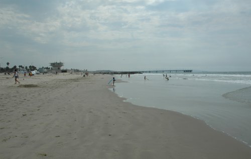 Venice Beach, kids having fun in the water. Even though it was slightly cloudy it was very hot. Los Angeles (2007)