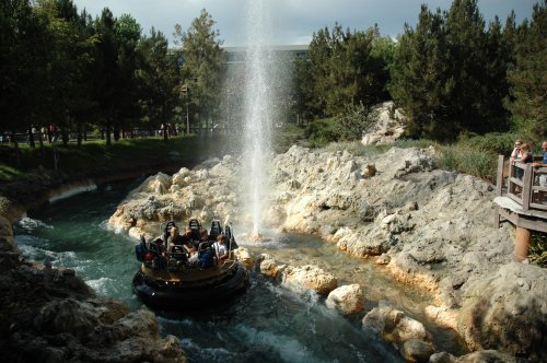 Random spurts of water cooling people down. Los Angeles (2007)