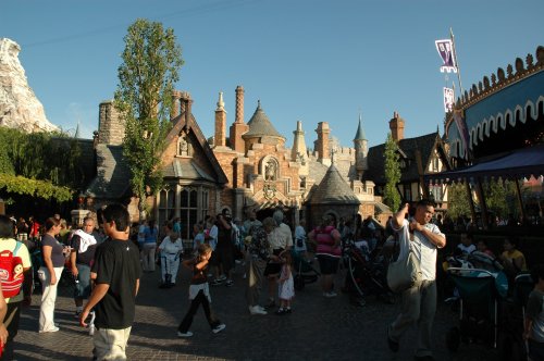 Disneyland has visitors of all shapes, sizes and colours from all over the world. Los Angeles (2007)
