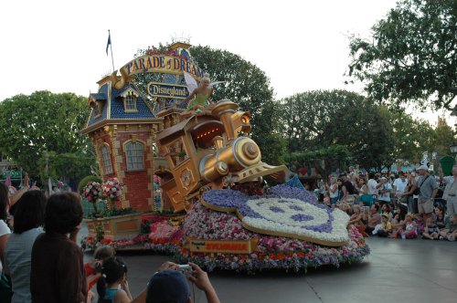 The Parade of dreams everyone lines the street as the parade goes by and the Disney music plays. Los Angeles (2007)