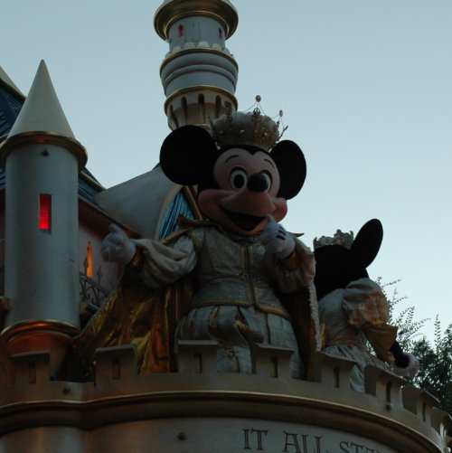 The king of the show… Mickey Mouse… ends the Parade of Dreams at Disneyland! Los Angeles (2007)