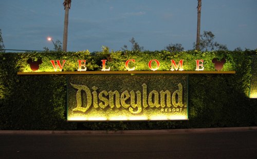 The Welcome to Disneyland sign… this is where the park bus picks you up and drops you off to go between the car park and the theme parks. Los Angeles (2007)
