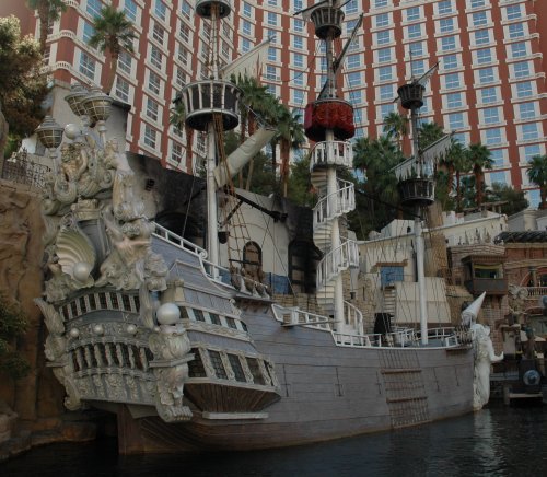 The Treasure Island hotel's ship, it's all lit up nice and pretty at night. Las Vegas (2007)