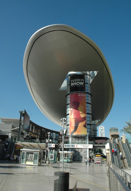 Oh no, a giant spaceship has crash landed on top of a shopping parade. Las Vegas (2007)