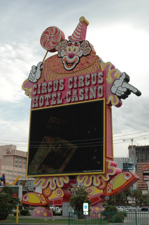 One of the oldest casinos in Vegas, Circus Circus, our hotel was right next door and a fraction of the price! Las Vegas (2007)