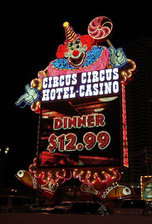 Circus Circus looks pretty at night, and the food looks cheap too. We didn't eat there though. Las Vegas (2007)