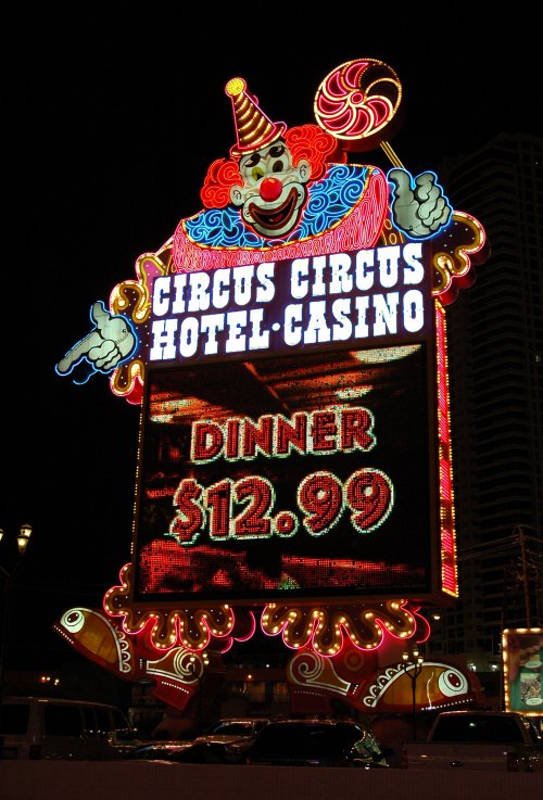 Circus Circus looks pretty at night, and the food looks cheap too…. We didn't eat there though. Las Vegas (2007)