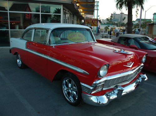 A classic American car for daily hire… they had Porsches, Ferraris and other sports cars too. Las Vegas (2007)