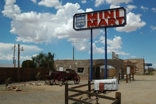 A nice shop in the middle of the desert. I wonder how often they get their mail? Arizona (2007)