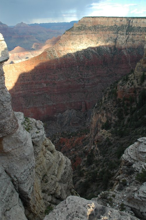 Lots of lights and shadows and some amazing coloured rock formations make the Grand Canyon worth visiting. Arizona (2007)