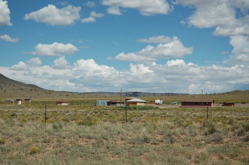 Living in the middle of nowhere, but I bet they’ve got everything they need… This picture was taken while we were on our way to Monument Valley. Arizona (2007)